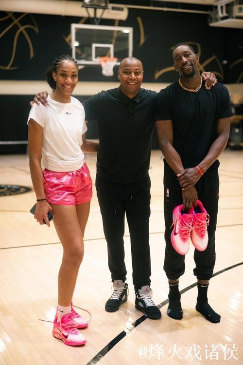 阿德巴约与女友的故事:硬实力碾压,逼得女篮传奇娇嗔认输 阿德巴约与女友的故事:硬实力碾压,逼得女篮传奇娇嗔认输